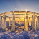 Spektakularna “Icehenge” skulptura na zaleđenom jezeru