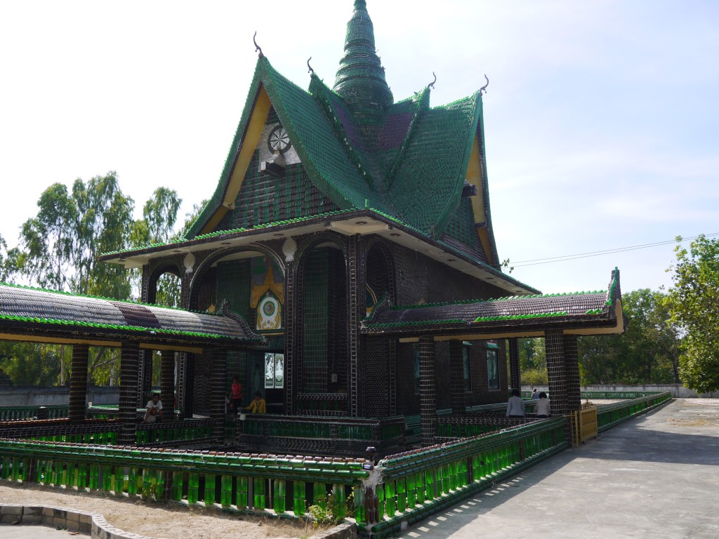 Unique-Bottle-Recycling-Building-a-Thai-Temple-from-One-Million-Bottles-Homesthetics-12