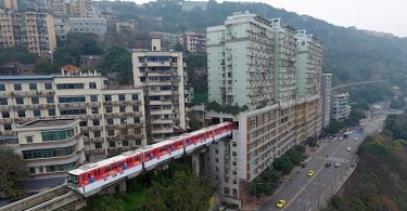 metro prolazi kroz zgradu