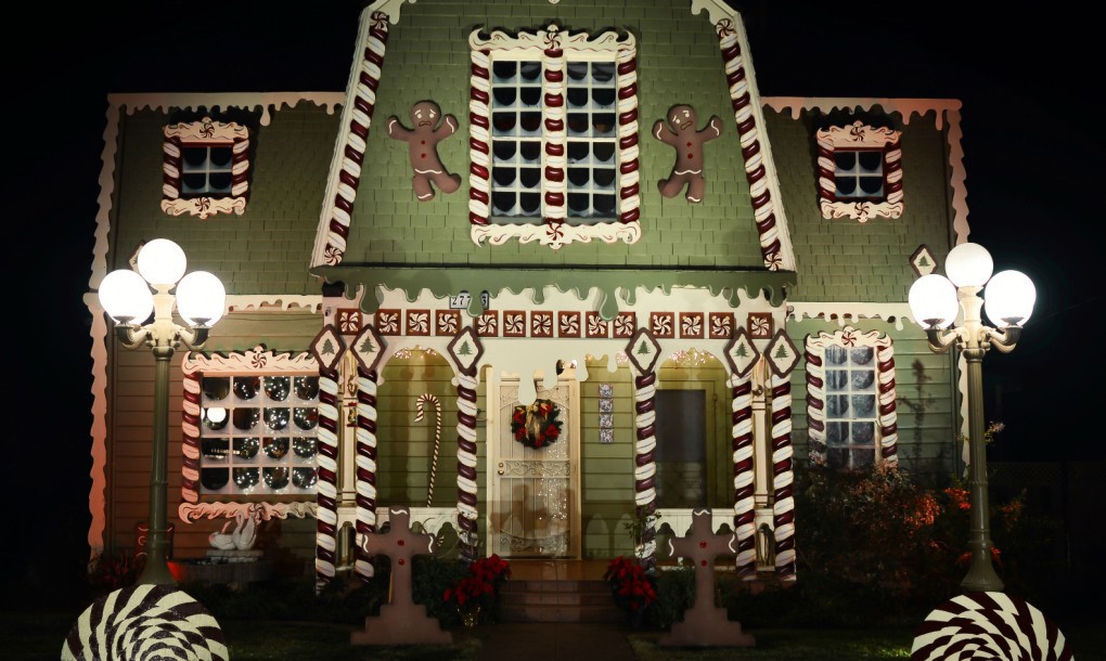 Gingerbread-House-Night-Christine-McConnell-1020x610