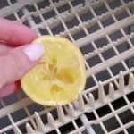 U mašinu stavite polovicu limuna za savršeno blistavo suđe