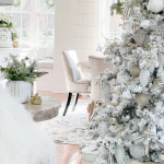 Bijela novogodišnja drvca su alternativni trend koji preuzima svečanu sezonu