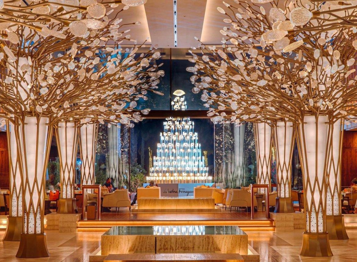 Mandarin Oriental Jumeira, Dubai postavlja praznično raspoloženje svojom blistavom božićnom jelkom Salvatore Ferragamo