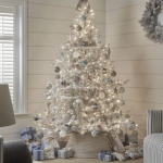 Bijela novogodišnja drvca su alternativni trend koji preuzima svečanu sezonu
