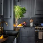 Elegancija crne boje u kuhinji