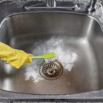 Ovo je najlakši način čišćenja sudopera uz dva sastojka