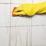 4 najbolje metode za čišćenje plijesni u kupatilu