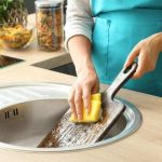 Kako pravilno očistiti kuhinjsku dasku da bi trajala duže
