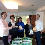 Zaposleni UniCredit banke Banja Luka Udruženju žena “Iskra” donirali knjige i poruke podrške