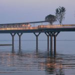 Hibridna infrastruktura: neobičan most izgleda kao plutajući vrt koji povezuje dve obale