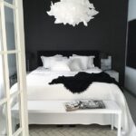 Kombinacija crne i bijele u spavaćoj sobi